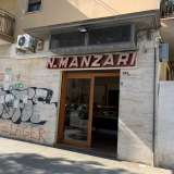 Partiamo da corso Alcide de Gasperi l� dove ad accoglierci � un�entrata vintage con una grande scritta a caratteri cubitali che, assieme al cognome Manzari, riporta una N puntata. � la prima lettera di Nicola, 51enne titolare dell�omonima macelleria
